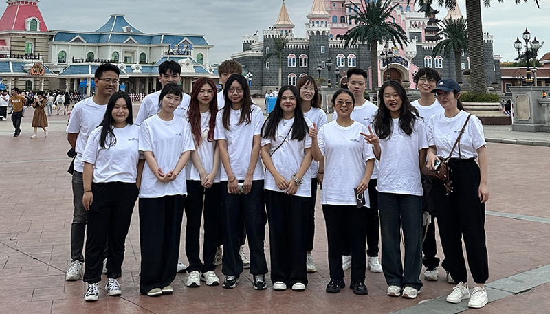 Erkundung von Fantawild in Xiamen: Das Teambuilding-Abenteuer unseres Unternehmens