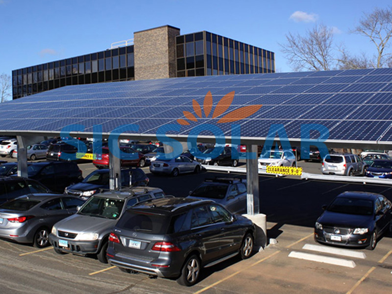 Montagekonstruktion für 50-kW-Solarpaneele an einem Carport in Amerika