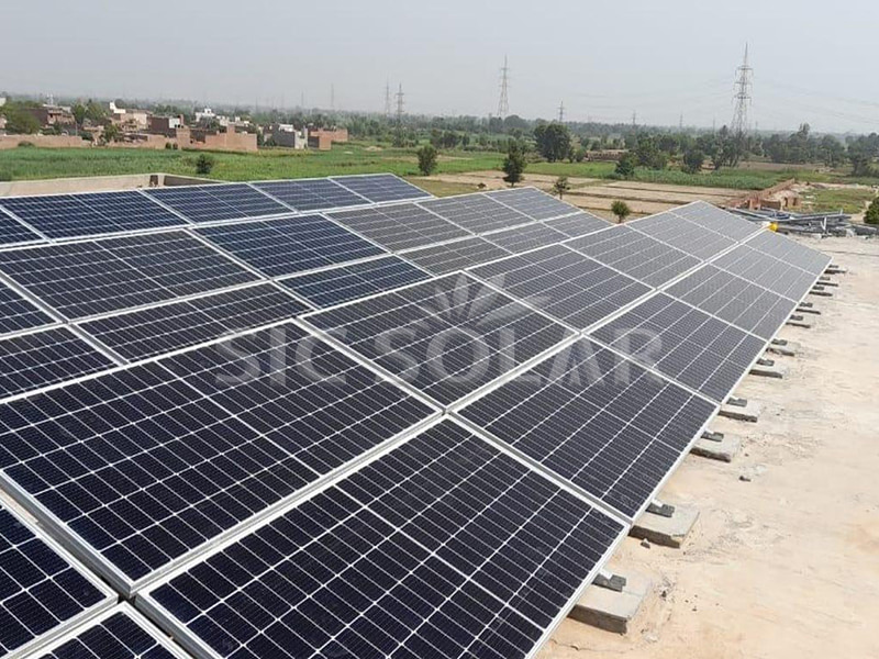 Montagehalterungen für 40-kW-Solarpaneele auf Flachdächern in Pakistan