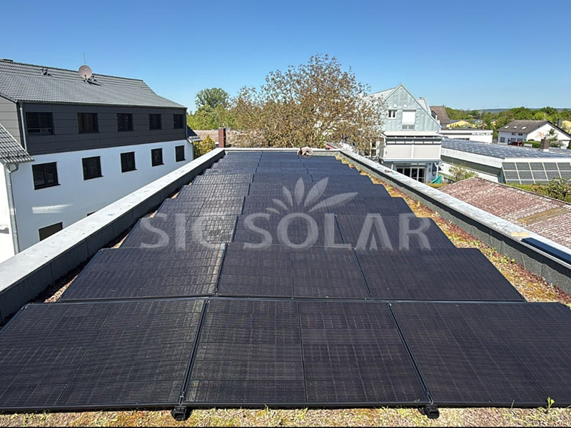 30-kW-Solaranlage auf einem Flachdach in Deutschland