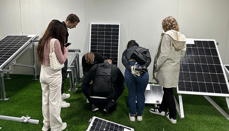 Europäische Kunden kommen erneut zusammen, um ein neues Kapitel in der Zusammenarbeit bei Solarhalterungsprodukten zu besprechen.