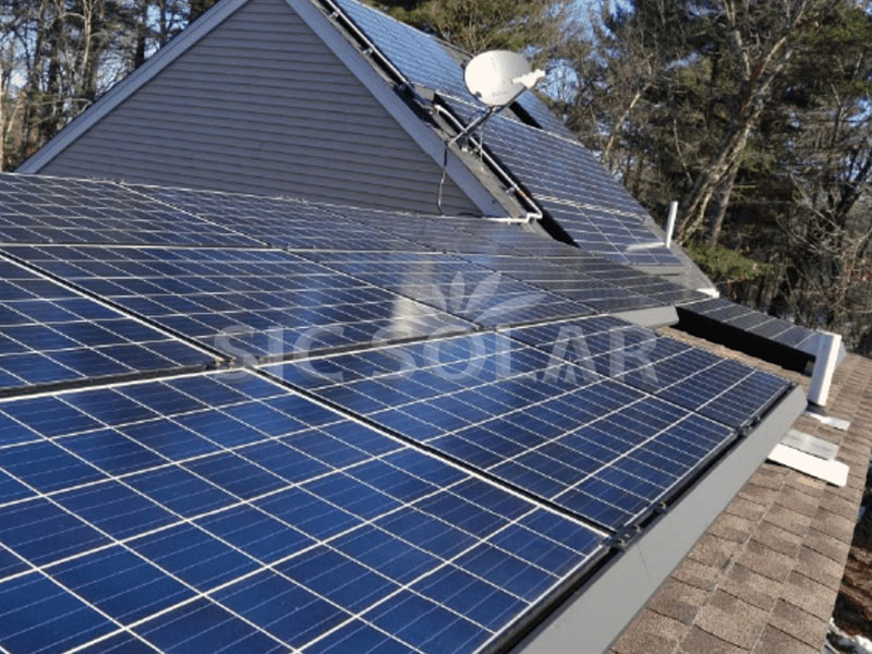 30-kW-Solarpaneele auf einem Keramikziegeldach in Singapur