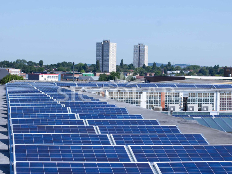 300-kW-Flachdach-Solaranlage mit Ballastierung in Großbritannien