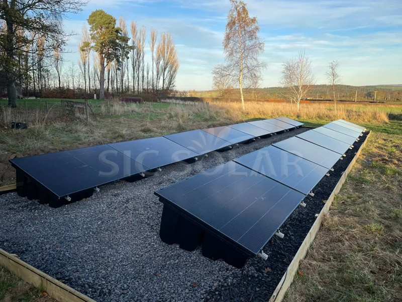 10-kW-Solarpanel mit Kunststoffballast zur Bodenmontage in Schottland