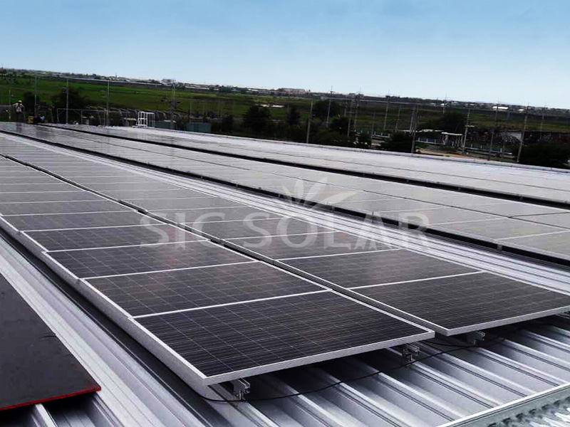 300-kW-Solar-Zinndach-Klemmkomponentenhalterung in Polen