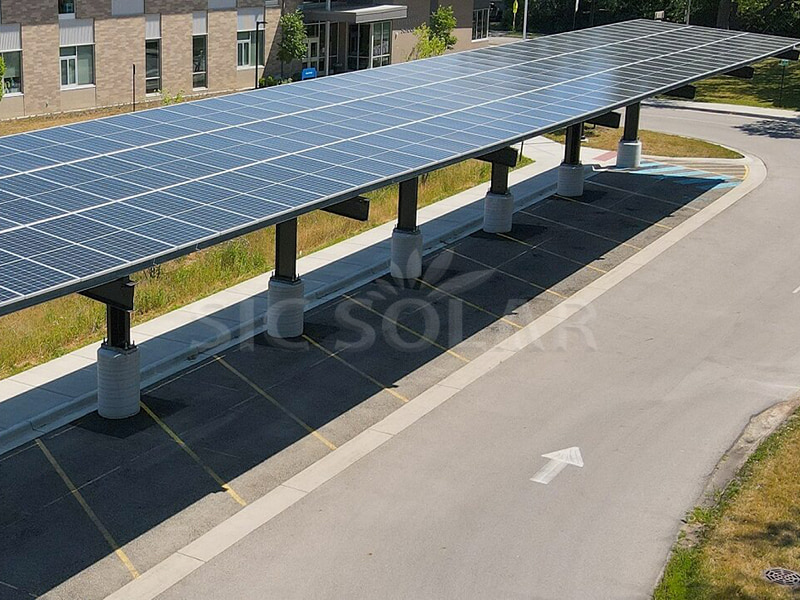 100-kW-Solarcarport-Konstruktion in den USA