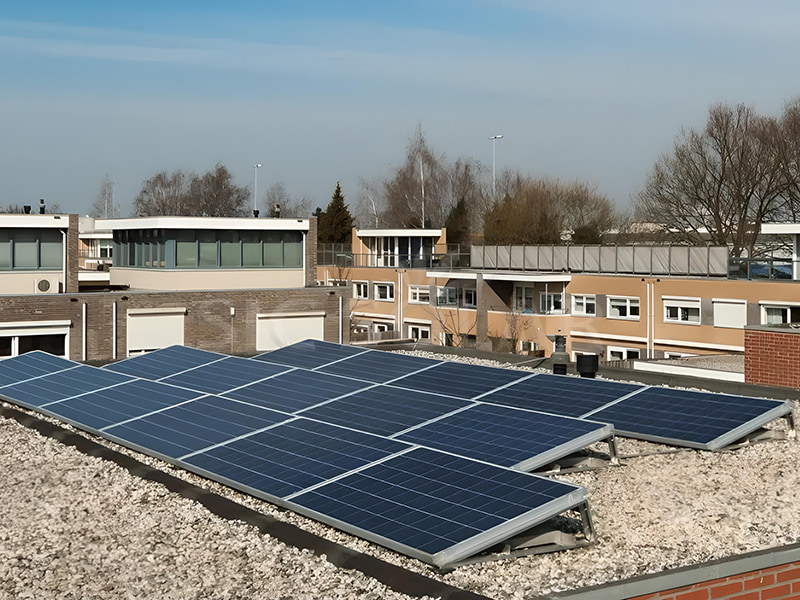 8-kW-Solarpaneele auf Flachdach in England installiert