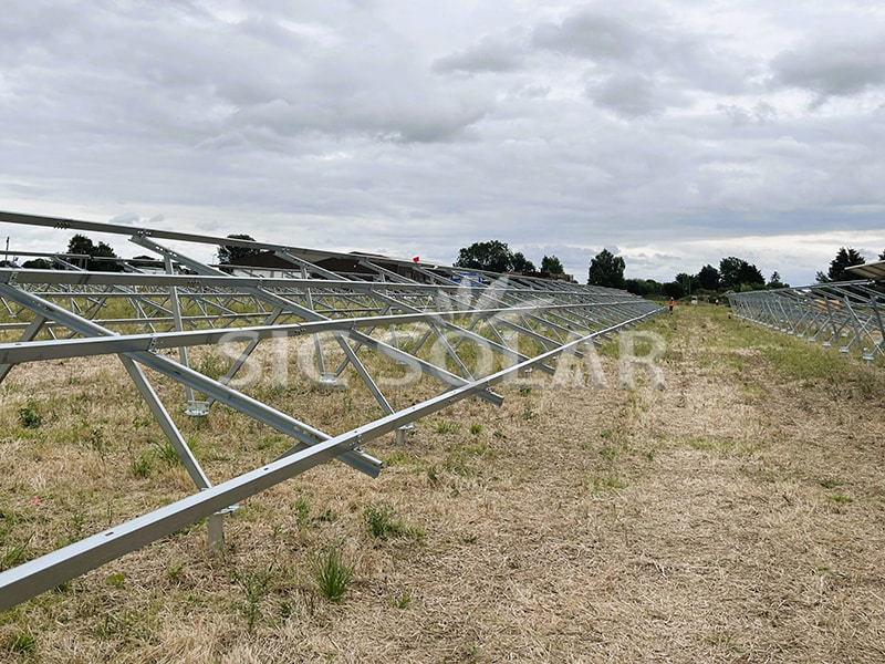 300-kW-Solar-Freiflächenmontagesystem (UK)