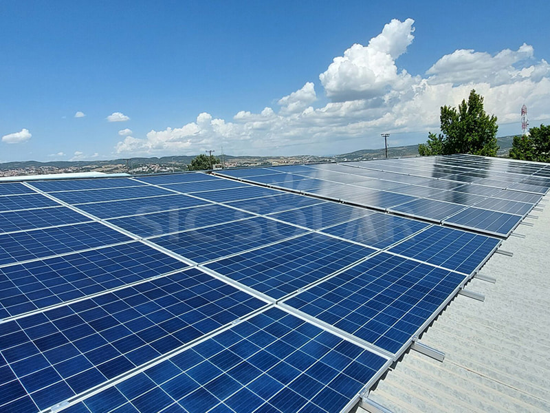 35 kW Solaranlage auf einem Industriedach aus Eisenblech in Athen